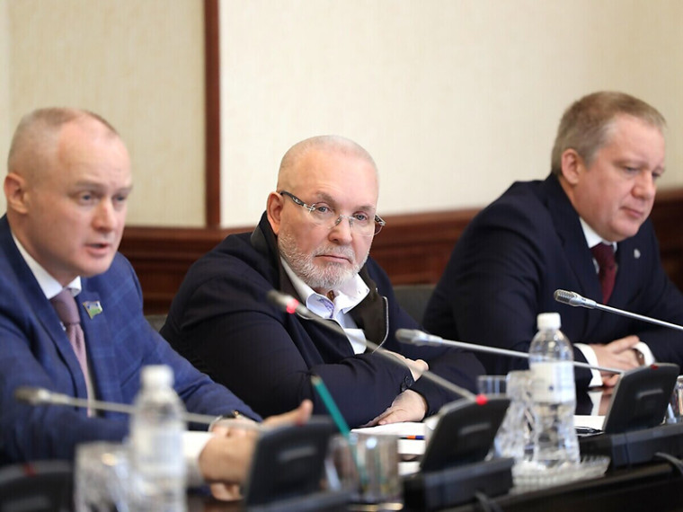 Владимир Семенов принял участи в заседании комитета по законодательству.