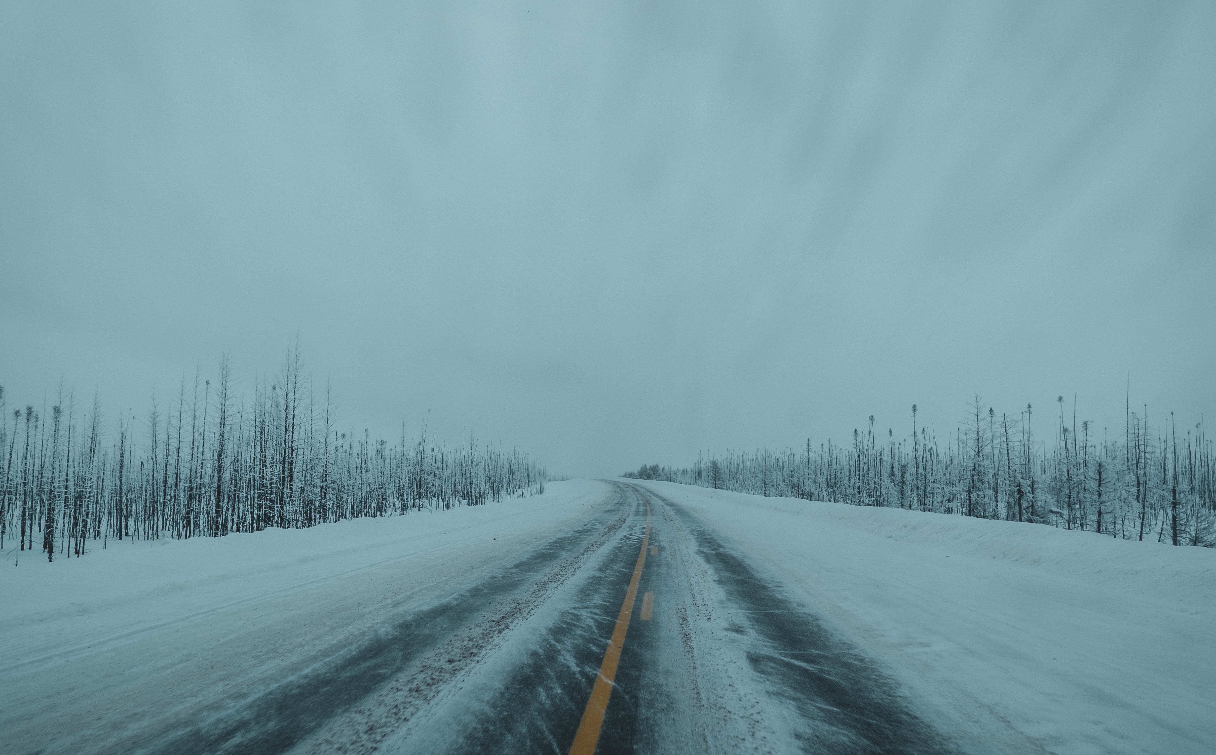 Снежок на дорогу падает. Заснеженная дорога. Зимние дороги. Зима дорога. Снег на дороге.