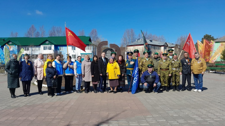 С торжественного возложения цветов к памятнику "Верным сынам Отечества".