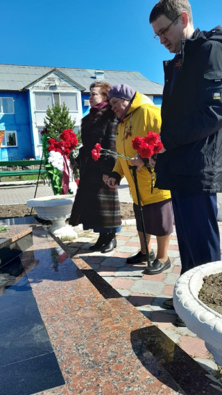 С торжественного возложения цветов к памятнику &quot;Верным сынам Отечества&quot;.